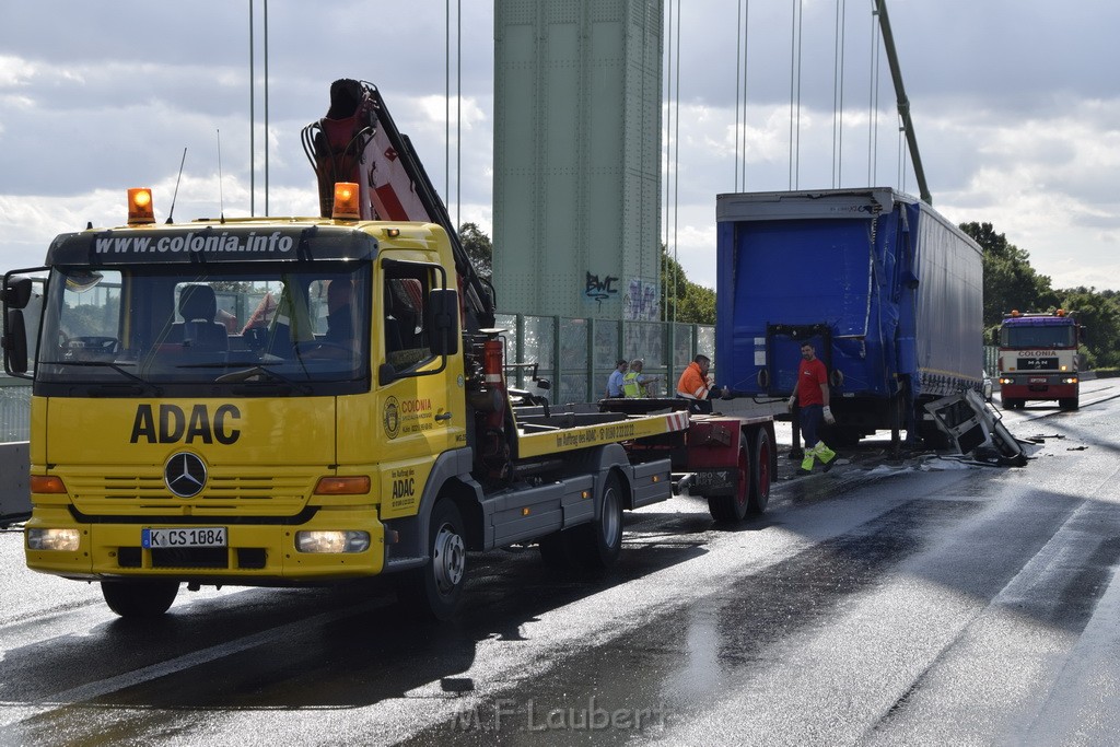 Schwerer LKW VU PKlemm A 4 Rich Olpe auf der Rodenkirchener Bruecke P442.JPG - Miklos Laubert